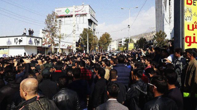 Vzácně jednotní Íránci. Masivní on-line protest proti popravám v zemi